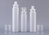 Пластиковая упаковка белого цвета косметическая разливает по бутылкам с насосом спрейера