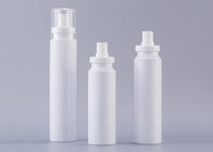Пластиковая упаковка белого цвета косметическая разливает по бутылкам с насосом спрейера